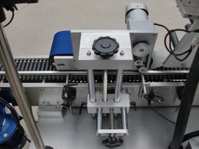 Mesin perekat label kaleng bulat kecil berkecepatan tinggi, mesin stiker label botol hitam mata untuk kosmetik