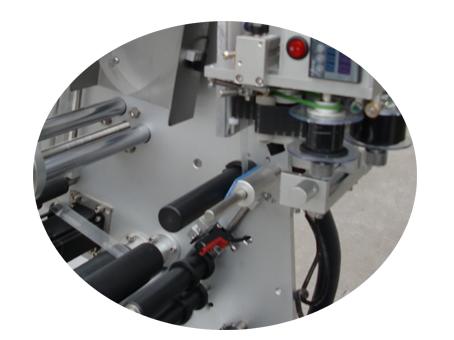 10ml Mesin pelabelan botol kecil Dengan stiker label label lapisan ganda