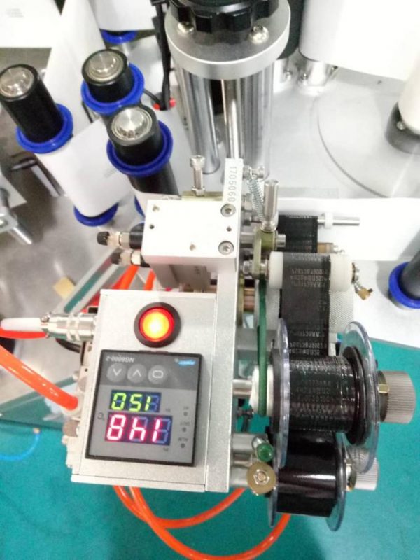 Label Otomatis Mesin Pelabelan Stiker Sisi Doubel Dengan Perangkat Paging Dan Mesin Coding