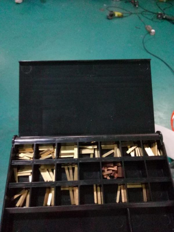 Label Otomatis Mesin Pelabelan Stiker Sisi Doubel Dengan Perangkat Paging Dan Mesin Coding