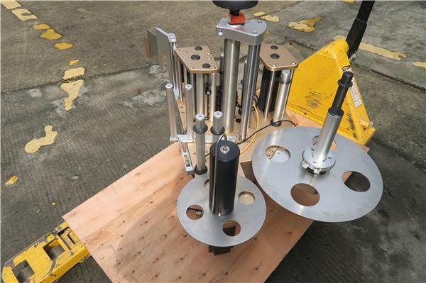 Botol Bulat Rotary Labeler Dengan Sistem Mesin Pelabelan Piring Rotasi