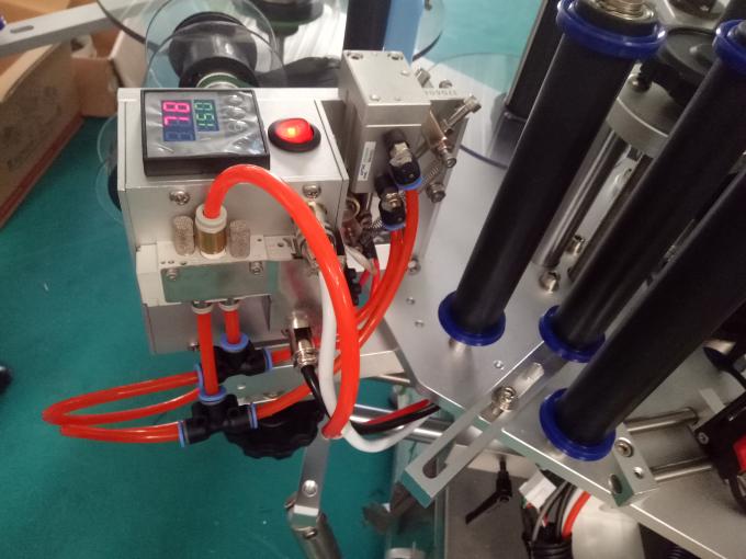 Mesin Pelabelan Stiker Tiga Atau Dua Sisi Disesuaikan Dengan Mesin Coding