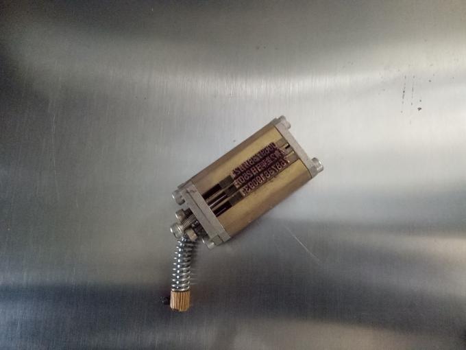 Mesin Pelabelan Stiker Tiga Atau Dua Sisi Disesuaikan Dengan Mesin Coding