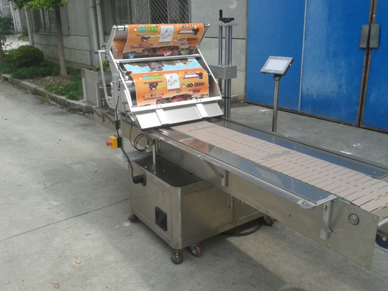 China Table Top Self Adhesive Sticker Aplikator Label Permukaan Datar Dengan pemasok Paging Machine Feeding Objects